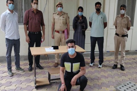 युवकाने फेसबुकवर वेगवेगळ्या मुलींच्या नावावरून बनावट खाते बनवून दोन हजाराहून अधिक मुलींना आपले मित्र (Facebook Friend) बनवले होते. यातील अनेक मुलींशी तो अश्लील संभाषण करायचा आणि त्यांना पोर्न कंटेंन्ट पाठवायचा.