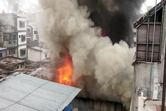धुळ्यातील शंकर मार्केटमध्ये अग्नितांडव, अनेक दुकानांना भीषण आग