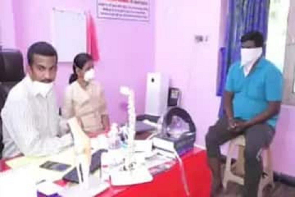 फक्त 10 रुपयांत कोरोनावर उपचार; गरीब रुग्णांचा जीव वाचवण्यासाठी डॉक्टर दाम्पत्याची धडपड