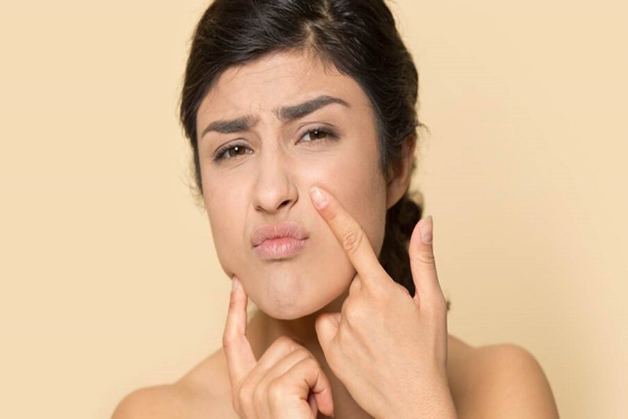 एखादा फेस पॅक किंवा स्क्रब लावण्याची योग्य पद्धत असते. योग्य पद्धतीने चेहऱ्याची काळजी न घेतल्यास फायद्याऐवजी नुकसान होऊ शकतं.