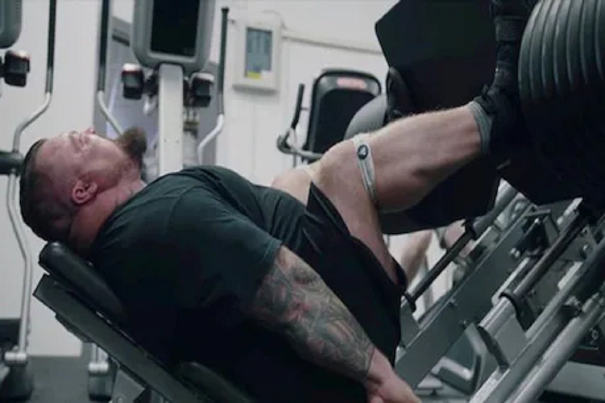 Yuck! जिममध्ये एक हजार किलोचं वजन उचललं आणि चड्डीतच XXX ; बॉडीबिल्डरचा VIDEO VIRAL