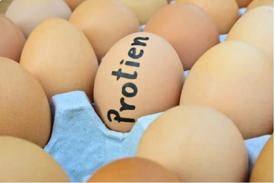 अंड आणि बटाट्यामुळे मुलांना कार्बोहायड्रेट, प्रोटिन, झिंक मोठ्या प्रमाणात मिळतं. त्यामुळे बाळाचं वजन चांगलं वाढतं. बाळ कमजोर असेल तर, रोज उकडलेलं अंडं किंवा बटाटा देऊ शकता.