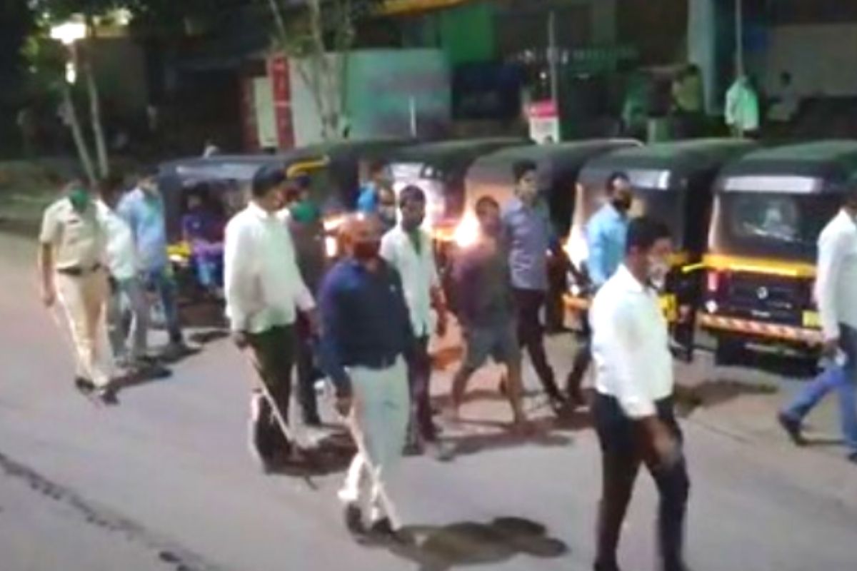 पिंपरी चिंचवडमध्ये गाव गुंडाची काढली धिंड; वाहनांची तोडफोड केल्यानं पोलिसांची कारवाई