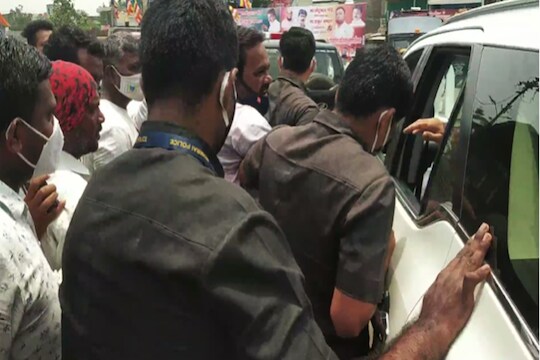 BREAKING NEWS: शिवसैनिकांनी अडवला देवेंद्र फडणवीस यांचा ताफा, LIVE VIDEO