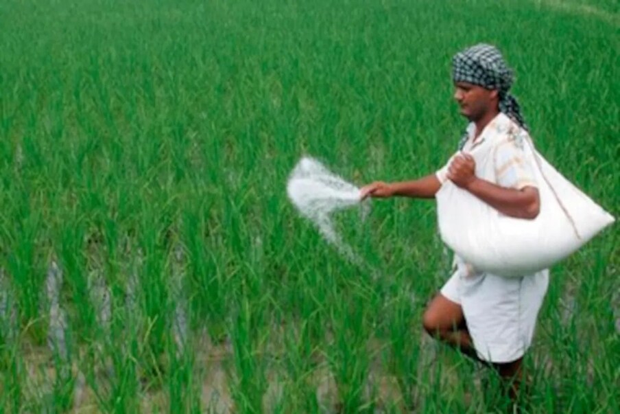 तप्रधान शेतकरी सन्मान निधी योजनेअंतर्गत (PM Kisan Samman Nidhi Scheme) दिला जाणारा एप्रिल-जुलै दरम्यानचा हप्ता बहुतांश शेतकऱ्यांच्या खात्यात पोहोचला आहे. दरम्यान काही शेतकऱ्यांना यावेळी देखील रक्कम मिळालेली नाही