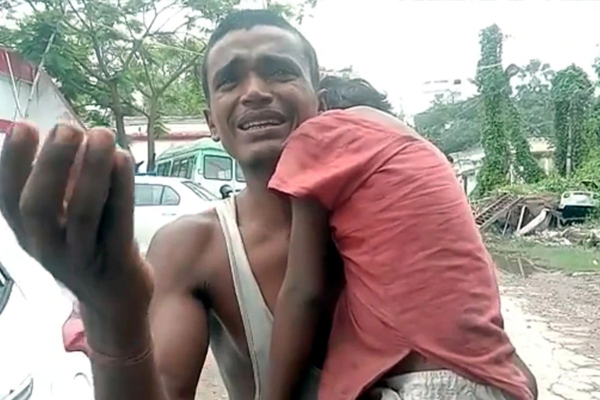 घशात लिचीची बी अडकली, कोरोना रिपोर्टसाठी रुग्णालयात फिरत राहिले; शेवटी बापाच्या खांद्यावरच सोडला जीव