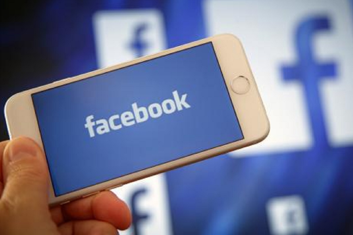 एखाद्याच्या निधनानंतर त्याच्या Facebook Account चं काय होतं?