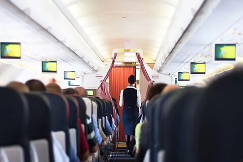 एका फ्लाइट अटेंडंट (Flight Attendant) अर्थात एअर होस्टेस (Air Hostess) महिलेनं त्यांच्या आयुष्यातील अनेक रहस्य सोशल मीडियावर शेअर केली आहेत. त्यामुळं या झगमगीत आयुष्याची काळी बाजूही उघड झाली आहे.