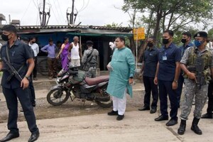 कार्यकर्ते नितीन गडकरी! वाहतूक कोंडी सोडविण्यासाठी केंद्रीय मंत्री गाडीतून उतरले