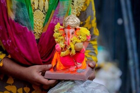 दरवर्षी दीड, पाच, सात आणि दहा दिवसांसाठी घरोघरी श्री गणेश मूर्तीची प्राणप्रतिष्ठा केली जाते. काही लोक कायमस्वरूपी घरामध्ये श्री गणेश मूर्ती ठेवतात. मात्र तसं करणार असाल तर हे वाचा..