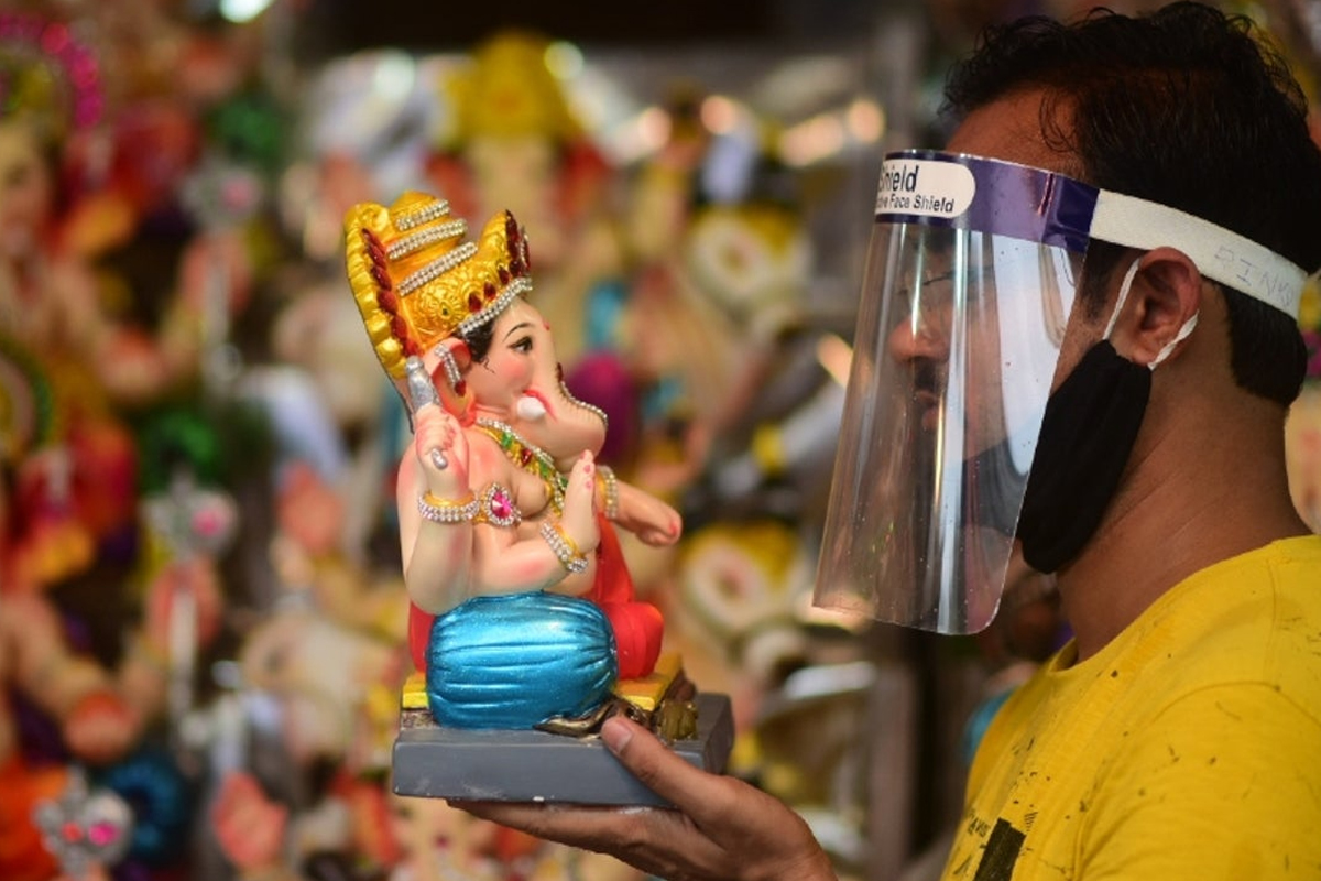 ganpati festival 2021: आता मंडळात जाऊन गणेश मूर्तींचे दर्शन घेता येणार नाही. त्याऐवजी ऑनलाईन दर्शन घेता येईल अशी व्यवस्था गणेश मंडळांना करून द्यायची आहे.