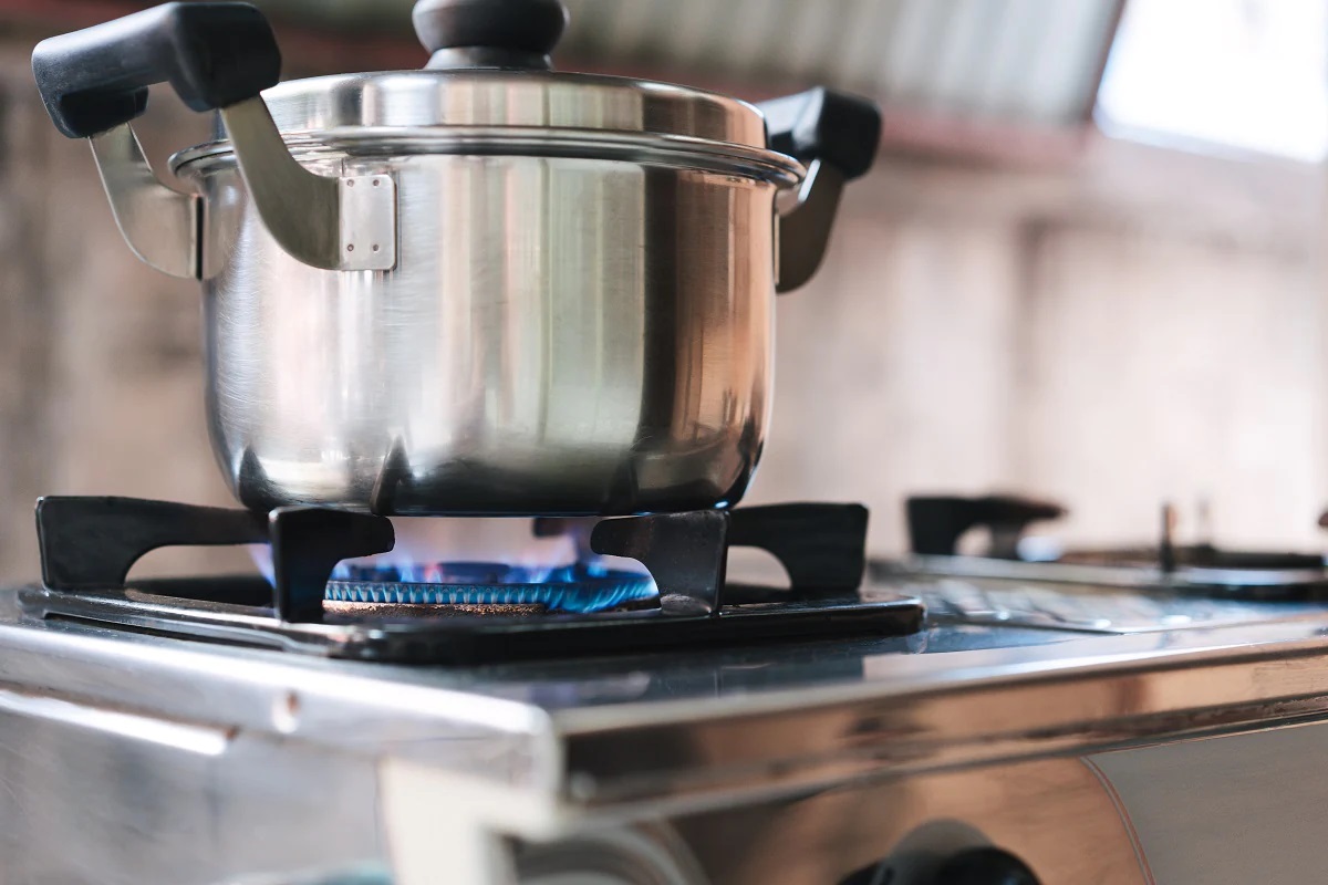 LPG च्या किंमतीमुळे सामान्यांच्या खिशाला चाप, या टिप्स फॉलो करून करा स्वयंपाकाच्या गॅसची बचत