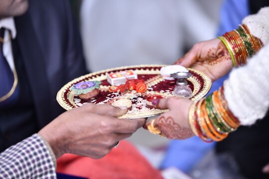 धक्कादायक! लग्नपत्रिकेत नाव न छापण्यावरून वाद; मंडपात हळदीच्या जागी पडला रक्ताचा सडा