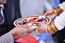 धक्कादायक! लग्नपत्रिकेत नाव न छापण्यावरून वाद; मंडपात हळदीच्या जागी रक्ताचा सडा धक्कादायक! लग्नपत्रिकेत नाव न छापण्यावरून वाद; मंडपात हळदीच्या जागी रक्ताचा सडा