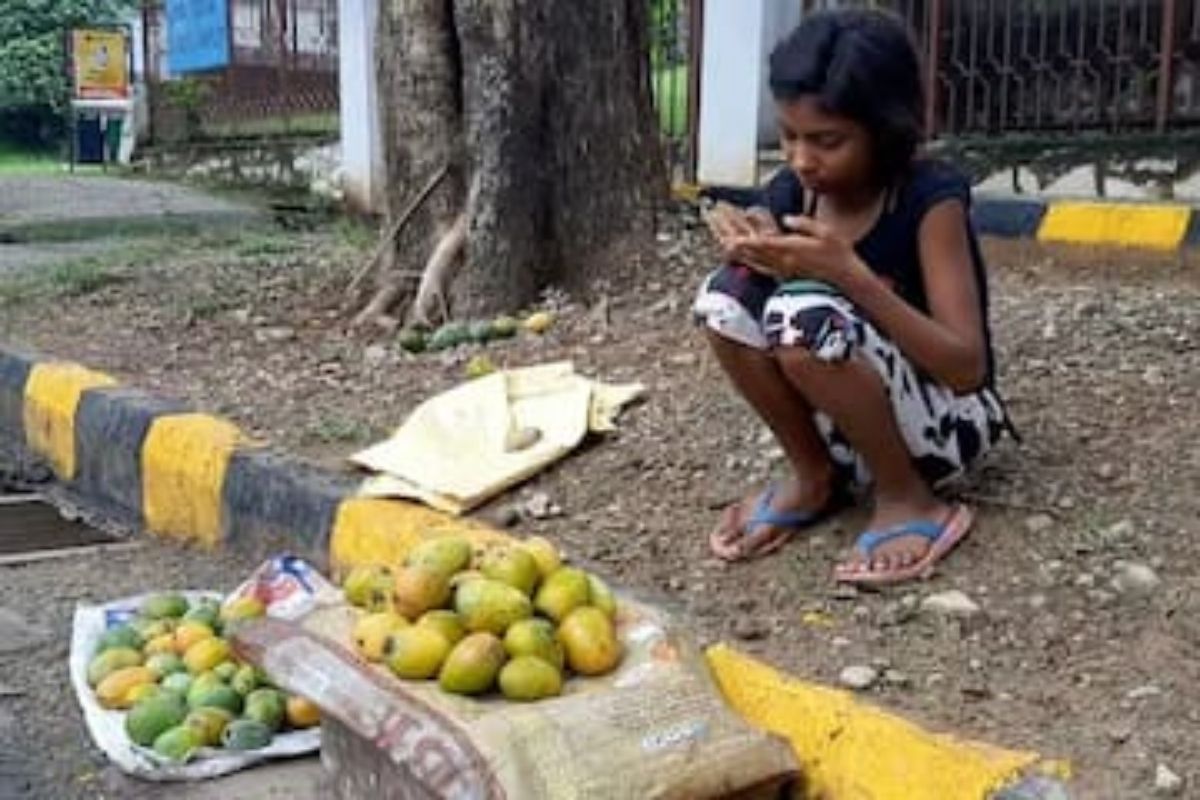 7 वर्षांच्या चिमुरडीचा गरीबीशी संघर्ष; Online अभ्यासासाठी आंबे विकून मोबाइल घ्यायची करतेय तयारी