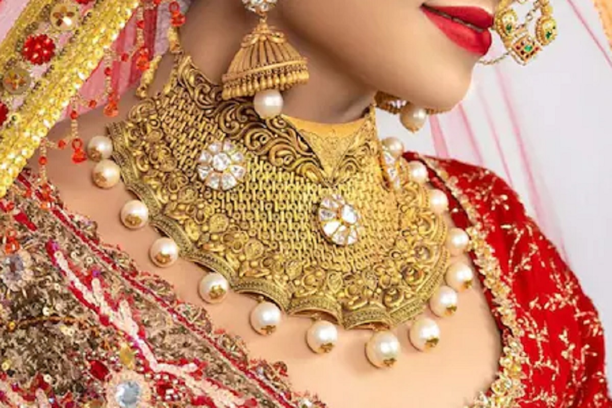 Gold Price Today: खूशखबर! सोन्याचांदीच्या दरात घसरण, 10000 रुपयांनी स्वस्त मिळत आहे सोनं; तपासा आजचे दर