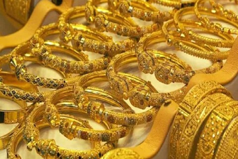 Gold-Silver Price Today: सोन्याचांदीच्या किंमतीमध्ये आज किरकोळ तेजी पाहायला मिळाली आहे. असे असले तरीही रेकॉर्ड हायपेक्षा सोन्याच्या किंमती अत्यंत कमी आहेत. 