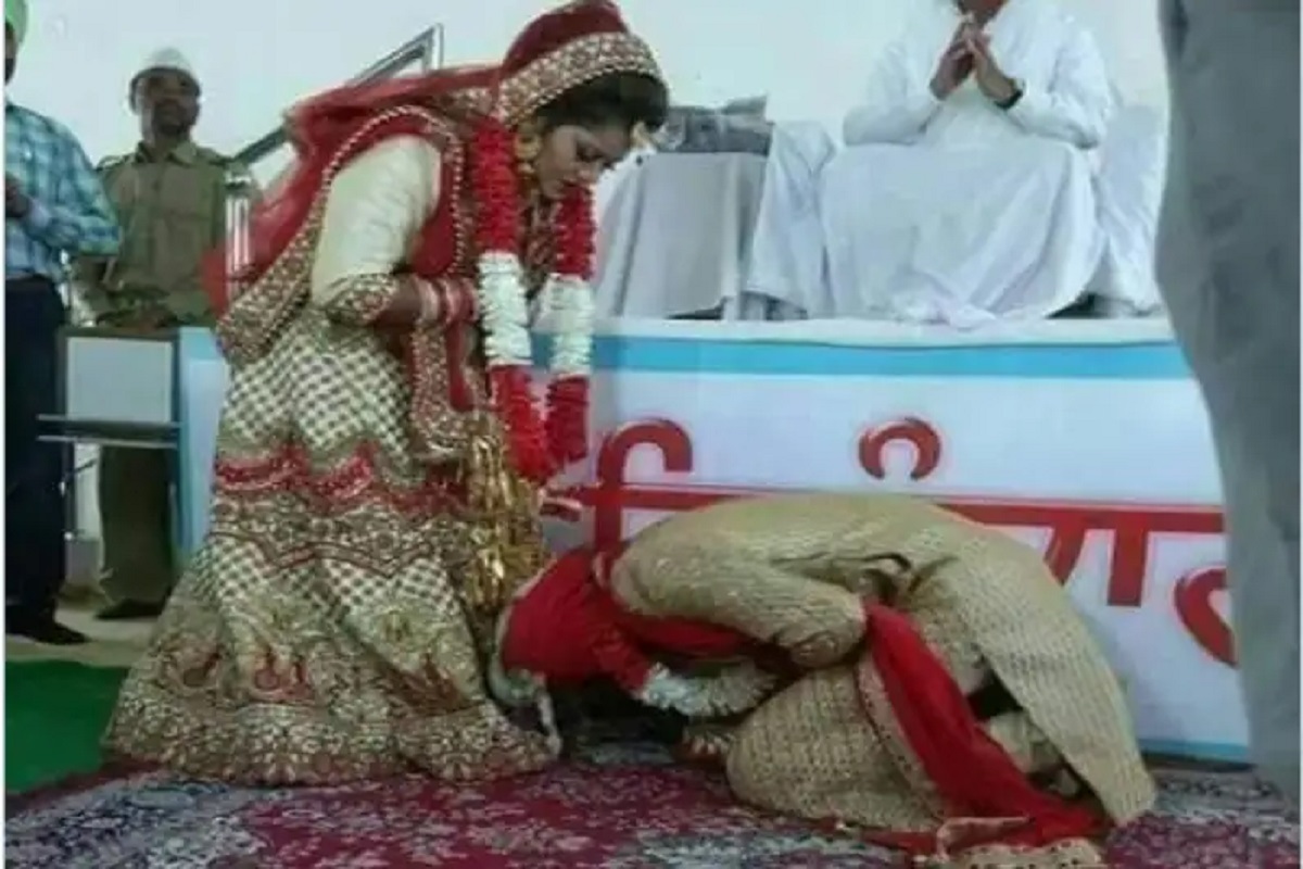 भरमंडपात वधूच्या चरणी नतमस्तक झाला नवरदेव; काय आहे या VIRAL PHOTO मागील रिअल स्टोरी