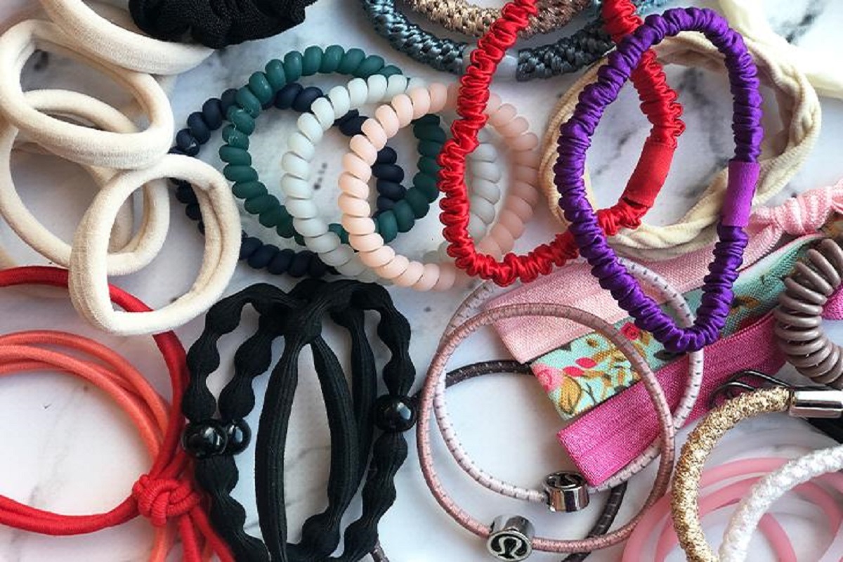 मार्केटमध्ये वेगवेगळ्या प्रकारचे इलास्टिक हेअर बॅन्ड मिळतात. असे हेअर बॅन्ड सर्रासपणे वापरतात. ज्यामध्ये केस अडकल्यामुळे तुटायला लागतात.