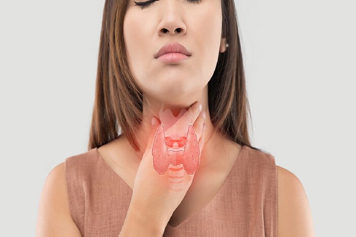 थायरॉईडच्या ग्रंथी थायरोक्सिन हार्मोन्सचं(Thyroxin Hormones)उत्पादन करतात. थायरॉईडच्या ग्रंथी जास्त प्रमाणात हार्मोन्सचं उत्पादन करायला लागल्याने किंवा उत्पादन कमी व्हायला लागल्याने हा त्रास होतो. 