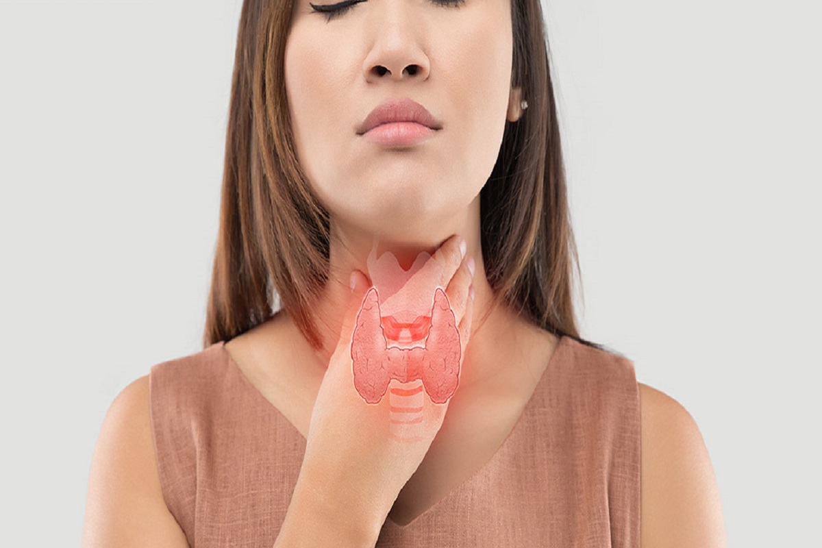 थायरॉईडच्या ग्रंथी थायरोक्सिन हार्मोन्सचं(Thyroxin Hormones)उत्पादन करतात. थायरॉईडच्या ग्रंथी जास्त प्रमाणात हार्मोन्सचं उत्पादन करायला लागल्याने किंवा उत्पादन कमी व्हायला लागल्याने हा त्रास होतो. 