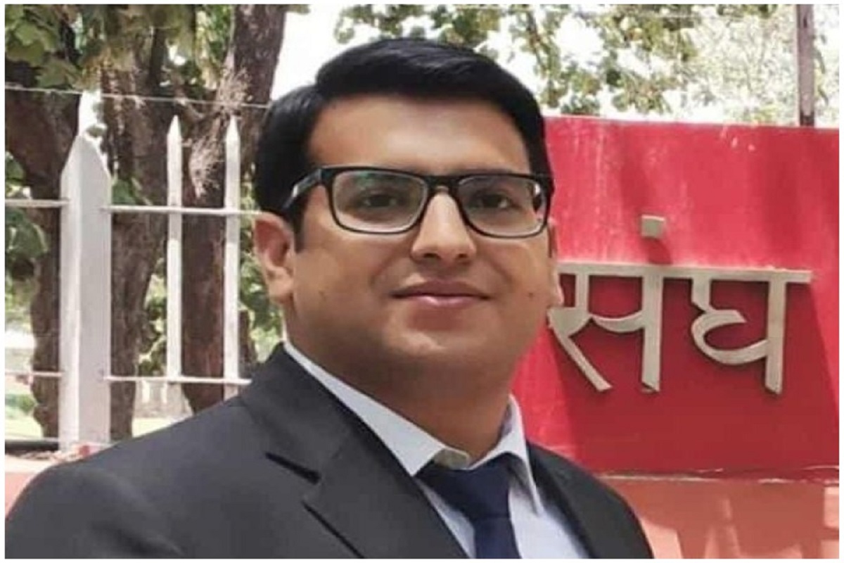 अभिषेक शर्मा यांनी दोन वेळा UPSCची परीक्षा दिली.