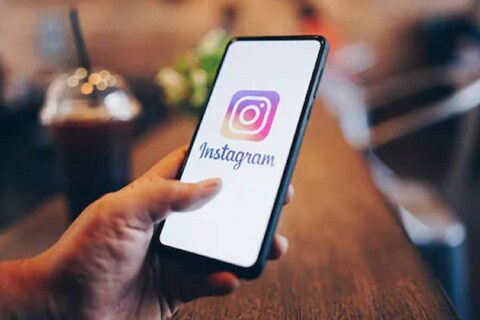 Instagram पॉप्युलर सोशल मीडिया आहे. यावर केवळ मनोरंजनच नाही तर याचा फायदा करुन पैसेही कमावता येतात. तुमचे Instagram Followers वाढवण्याचे असल्यास काही गोष्टी फयादेशीर ठरतील.