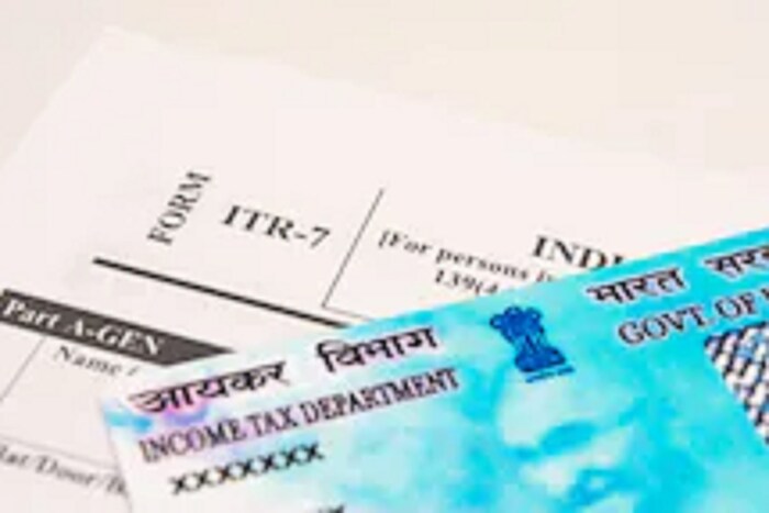 e-PAN डाउनलोड करण्यासाठी सर्वात आधी इन्कम टॅक्स वेबसाइट https://www.incometax.gov.in/iec/foportal वर जावं लागेल. इथे e-PAN डाउनलोड करण्यासाठी एक 'Instant E PAN' पर्याय दिसेल. 