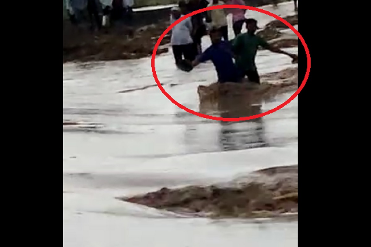 पुराच्या पाण्यात जाण्याचा अतिउत्साहीपणा भावंडाना भोवला, वाहून गेलेल्या एकाला वाचवण्यात यश पण..