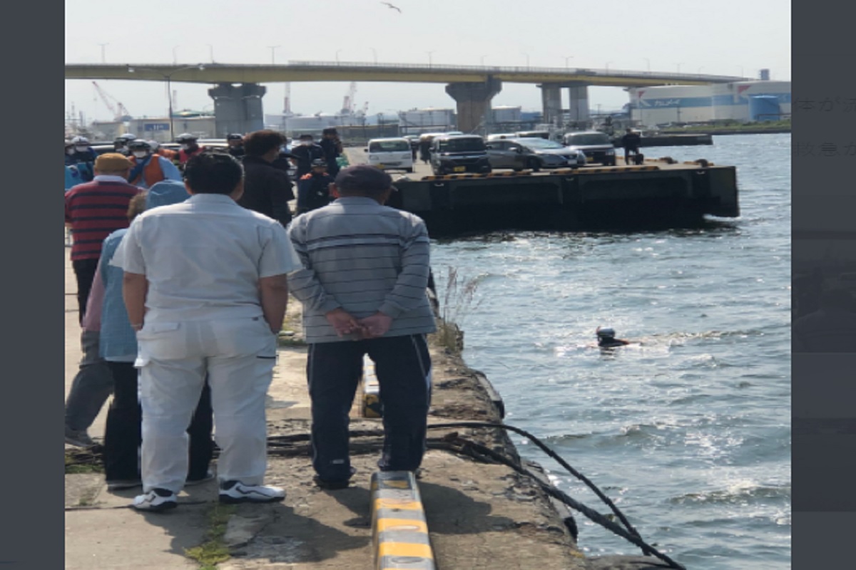 पाण्यात बुडणाऱ्या 'तरुणी'ला वाचवण्यासाठी धावली रेस्क्यु टीम; पण बाहेर काढल्यानंतर निघाली Sex Doll, PHOTO व्हायरल