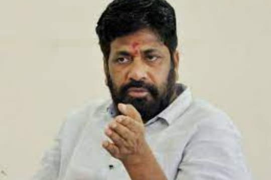 बच्चू कडू शेतकऱ्यांच्या पाठीशी; बोगस बियाणे देणाऱ्या कंपन्यांना पालकमंत्र्यांनी भरला दम