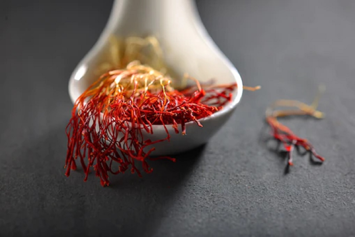 एक चिमूट केशर, पुरुषांसाठी ठरू शकतं खूप उपयुक्त; कसं घ्यायचं, कधी खायचं?