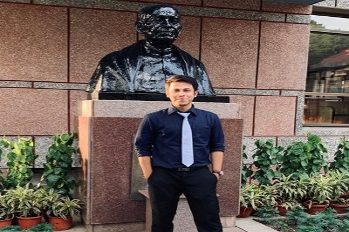 अनुराग यांनी केवळ जिद्दीच्या जोरावर IAS बनून दैदिप्यमान कामगिरी केलेली आहे.