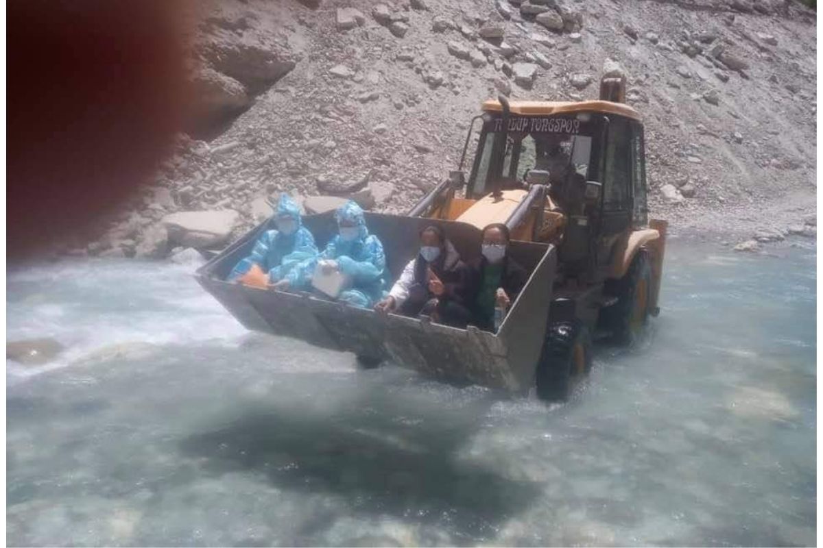 कोविड योद्ध्यांच्या जिद्दीला सलाम! दुर्गम भागात रुग्णसेवेसाठी जेसीबीतून पार केली नदी