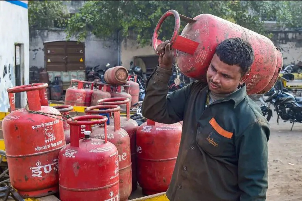 LPG Price: सामान्यांना मोठा झटका, पुन्हा महागला घरगुती गॅस सिलेंडर; आता मोजावी लागणार एवढी किंमत