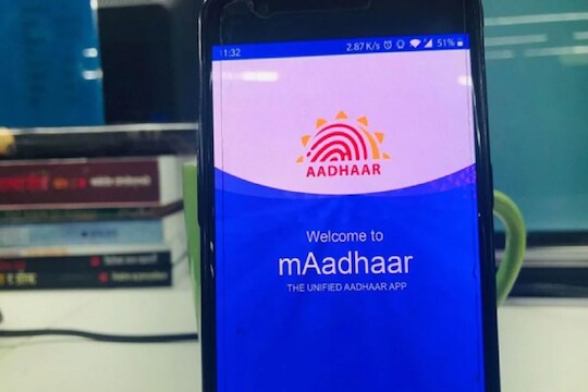 Aadhaar कार्ड सोबत ठेवण्याचं टेन्शन नाही, फोनमध्ये डाउनलोड करा mAadhaar; जाणून घ्या कसा कराल याचा वापर