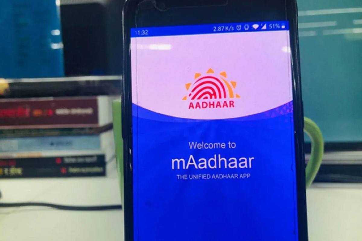 Aadhaar कार्ड सोबत ठेवण्याचं टेन्शन नाही, फोनमध्ये डाउनलोड करा mAadhaar; जाणून घ्या कसा कराल याचा वापर