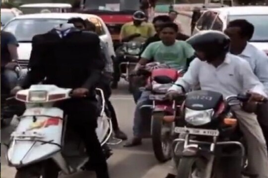 हेल्मेट सोडा याचं तर शीरच झालं गायब; VIDEO पाहून तुमचाही उडेल थरकाप