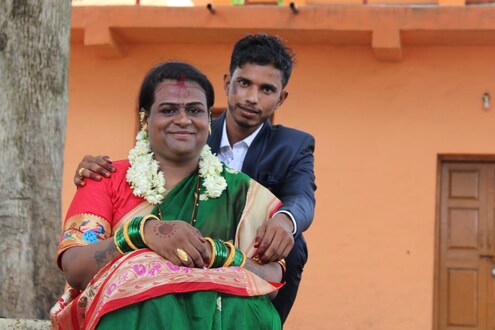 व्हॅलेंटाईनला प्रपोज अन् मंदिरात सर्वांसमोर लग्न, संजयने थाटला तृतीयपंथी प्रेयसीसोबत संसार! व्हॅलेंटाईनला प्रपोज अन् मंदिरात सर्वांसमोर लग्न, संजयने थाटला तृतीयपंथी प्रेयसीसोबत संसार!