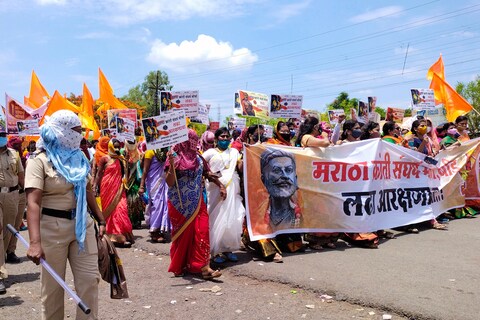 ओबीसी समाजाचे स्थानिक स्वराज्य संस्थेतील आरक्षण ठरवल्यामुळे ओबीसी समाज आक्रमक आहे. त्यातच मराठा समाजाने ओबीसीमध्ये आरक्षण द्यावे अशी मागणी 