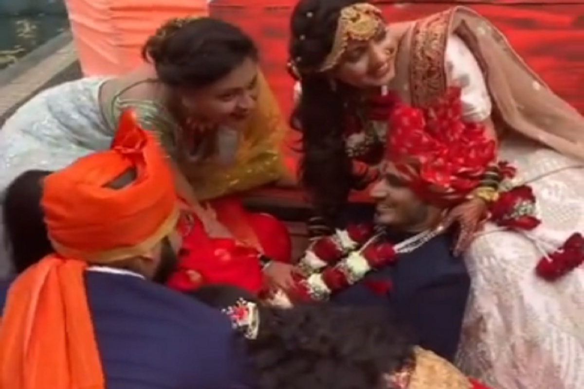 VIDEO : बूट चोरण्यासाठी मेहुण्या लागल्या अशा मागं, मग दाजीबा झाले मंडपातच आडवे