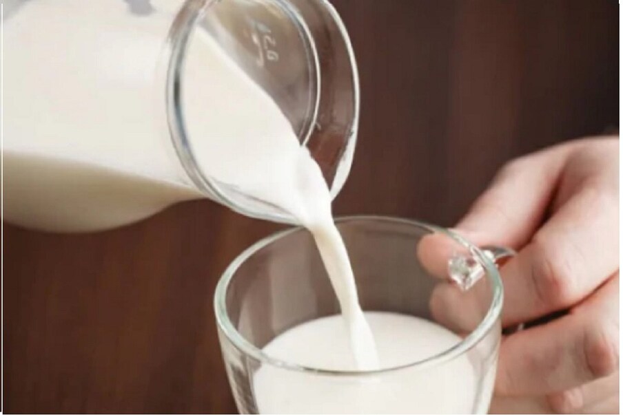 सर्वांच्या घरात दूध असतंच. एक लिटर दुधात 40 ग्रॅम प्रोटीन असतं. त्यामुळे दूध रोज प्यायला हवं.
