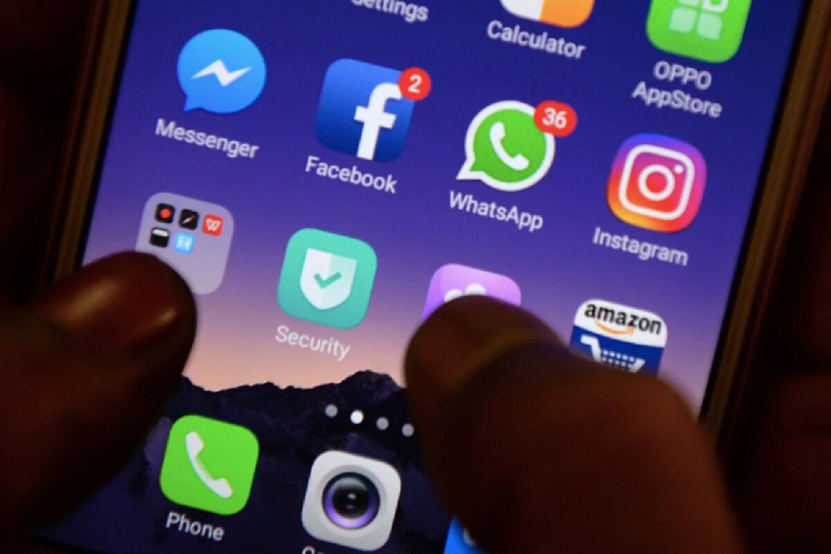 कोणतंही App डाउनलोड करण्यापूर्वी Google Play Store वर त्या अॅपच्या डेव्हलपरला व्हेरिफाय करणं गरजेचं आहे. Fake App बनवणारे अनेकदा ओरिजनल अॅप डेव्हलपरचं नाव कॉपी करतात. महत्त्वाची बाब म्हणजे ओरिजनल App च्या डेव्हलपरचे डिटेल्स सहजपणे मिळतात, तर नकली अॅप बनवणाऱ्याचे डिटेल्स शो होत नाहीत. कोणतंही App डाउनलोड करण्यापूर्वी Google Play Store वर त्या अॅपच्या डेव्हलपरला व्हेरिफाय करणं गरजेचं आहे. Fake App बनवणारे अनेकदा ओरिजनल अॅप डेव्हलपरचं नाव कॉपी करतात. महत्त्वाची बाब म्हणजे ओरिजनल App च्या डेव्हलपरचे डिटेल्स सहजपणे मिळतात, तर नकली अॅप बनवणाऱ्याचे डिटेल्स शो होत नाहीत.