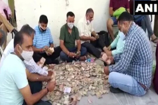 जागोजागी पैसेच पैसे! 30 वर्षांपासून भीक मागणाऱ्या महिलेच्या झोपडीत सापडले लाखोंचं घबाड