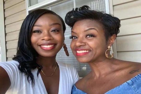 अगदी आपल्या लैंगिक संबंधांचे व्हिडीओही शेअर करतात; अशी मायलेक शोधून सापडणार नाही