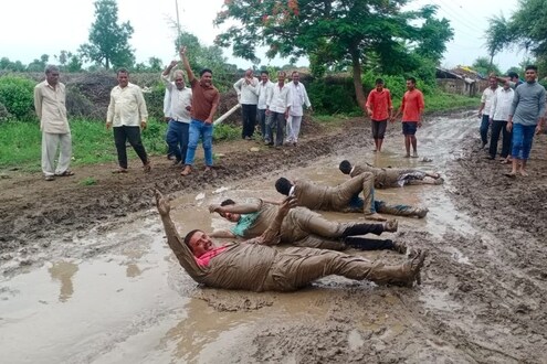 निगरगट्ट शासन कधी ऐकणार? रस्ते बांधकामासाठी गावकऱ्यांचे चिखलात लोटांगण निगरगट्ट शासन कधी ऐकणार? रस्ते बांधकामासाठी गावकऱ्यांचे चिखलात लोटांगण