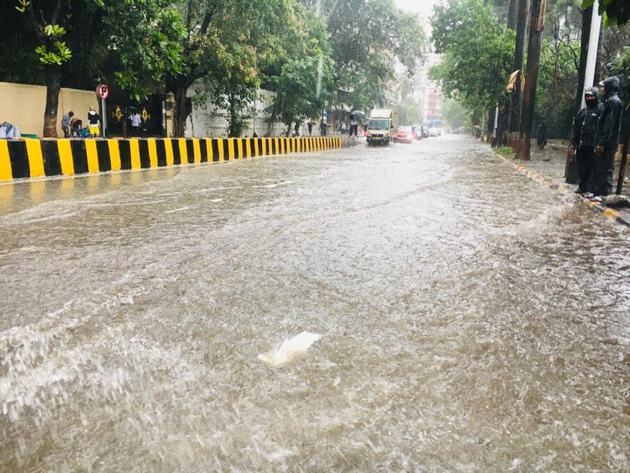 बई (Mumbai)ला रात्रभर पावसानं चांगलंच झोडपलं आहे. अजूनही हा पाऊस मुंबईच्या अनेक भागात सुरु आहे. 