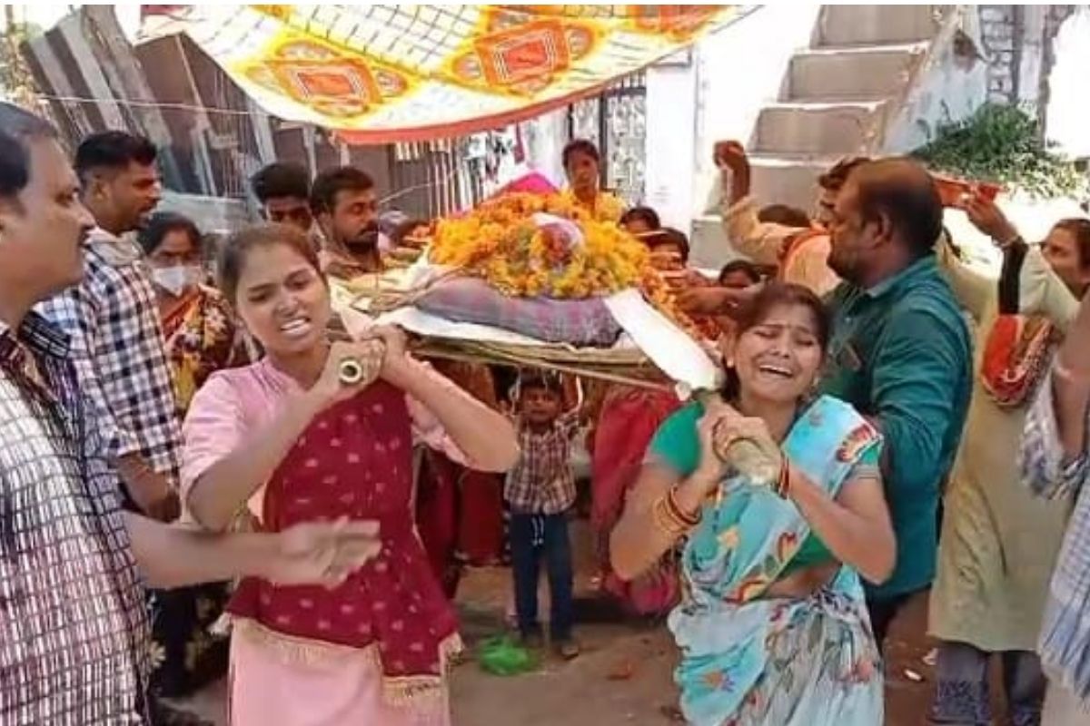 मृत्यूनंतरही जात पंचायतीचा जाच; 7 लेकींनी दिला वडिलांच्या पार्थिवाला खांदा