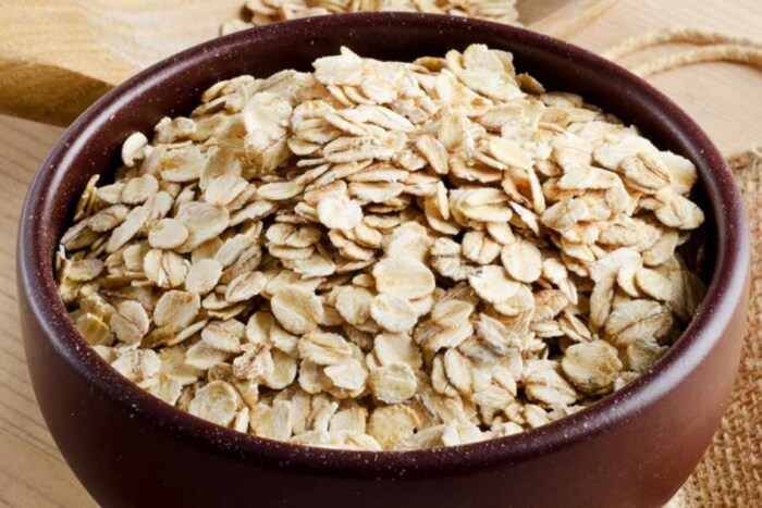 ओट्समध्ये (Oats)भरपूर प्रमाणात फायबर असतं जे ब्लड शुगर लेव्हल स्थिर करतं आणि मूड फ्रेश करतं. ओट्समध्ये भरपूर लोह आहे,जे मूड स्विंग सिस्टमला नियंत्रित करतं. ओट्समध्ये ग्लाइसेमिक इंडेक्स कमी करण्याची क्षमता देखील असते, ज्यामुळे रक्त प्रवाह सुधारतो.