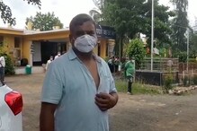 शिवसेना माजी खासदाराच्या पुतण्याची दादागिरी, लसीकरण केंद्रात घुसून डॉक्टराला मार शिवसेना माजी खासदाराच्या पुतण्याची दादागिरी, लसीकरण केंद्रात घुसून डॉक्टराला मार